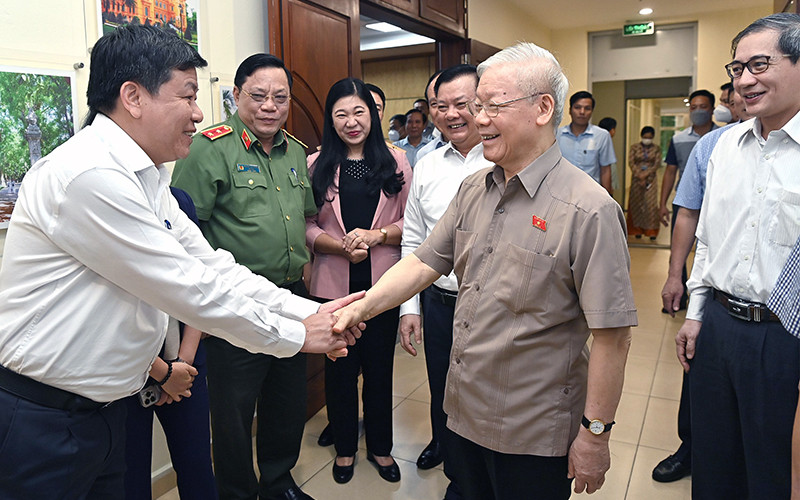 Tổng Bí thư Nguyễn Phú Trọng với các cử tri. (Ảnh NGUYỄN ÐĂNG) Tổng Bí thư Nguyễn Phú Trọng tiếp xúc cử tri Hà Nội -0