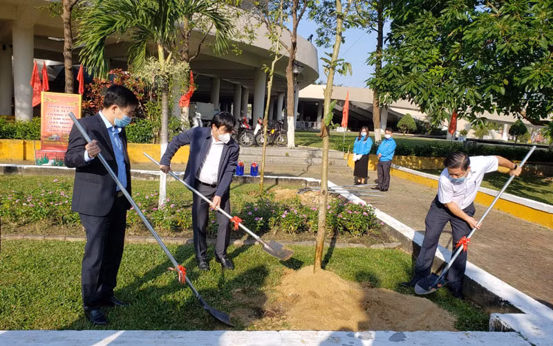 Trồng cây lưu niệm hưởng ứng "Tết trồng cây đời đời nhớ ơn Bác Hồ".