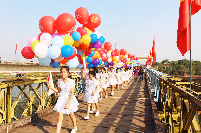 Di tích cầu Hiền Lương bắc qua sông Bến Hải, điểm đến của nhiều du khách trong và ngoài nước.