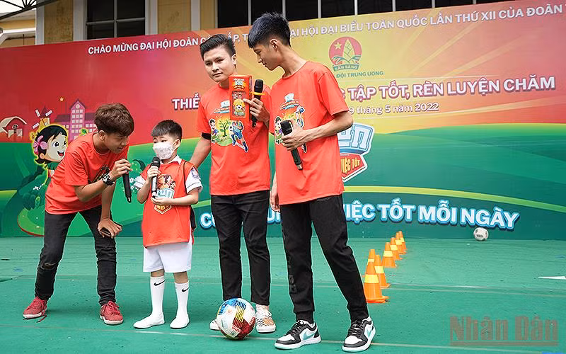 Trao máy tính bảng và học bổng hỗ trợ học sinh Tuyên Quang -0