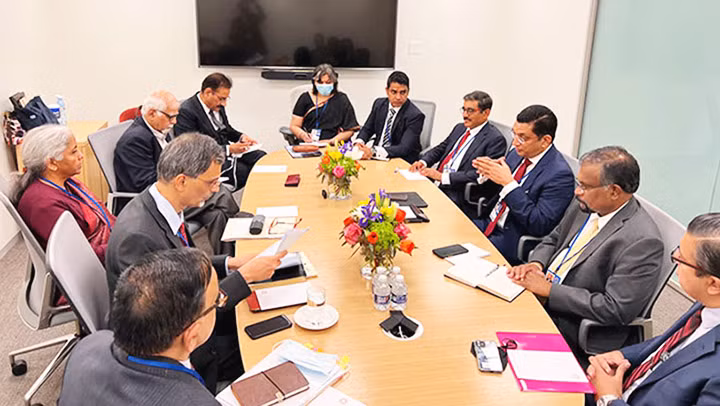 Cuộc thảo luận kỹ thuật giữa đại diện IMF và Chính phủ Sri Lanka. Ảnh: REUTERS