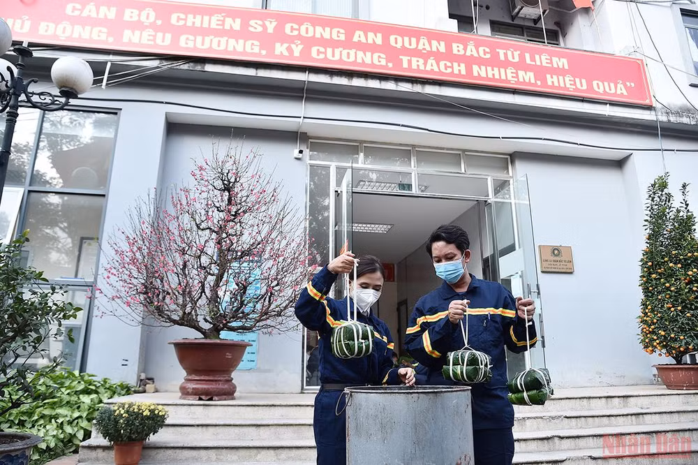 Những người lính đi cùng mùa xuân -0