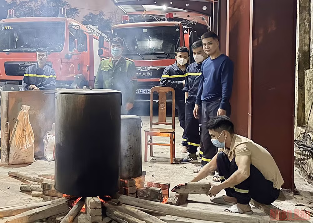 Những người lính đi cùng mùa xuân -0