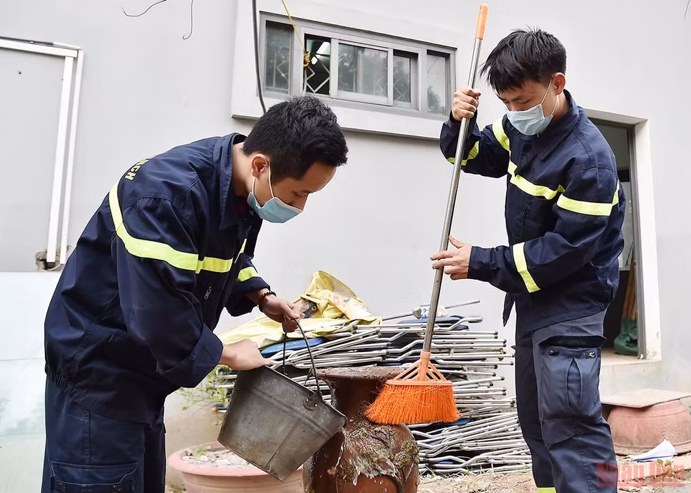 Những người lính đi cùng mùa xuân -0