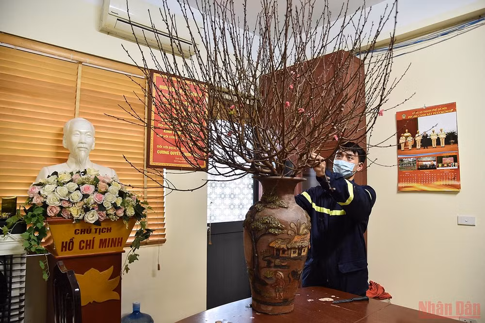 Những người lính đi cùng mùa xuân -0