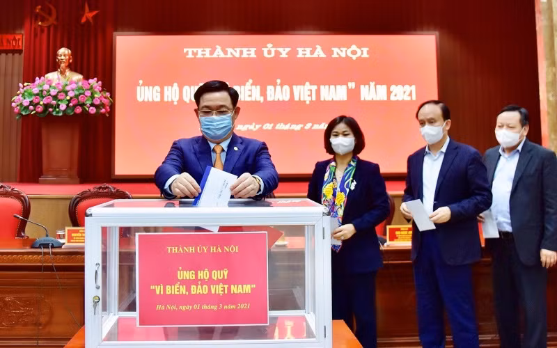 Đồng chí Vương Đình Huệ, Ủy viên Bộ Chính trị, Bí thư Thành ủy cùng các đồng chí lãnh đạo thành phố ủng hộ quỹ “Biển, đảo Việt Nam” năm 2021.