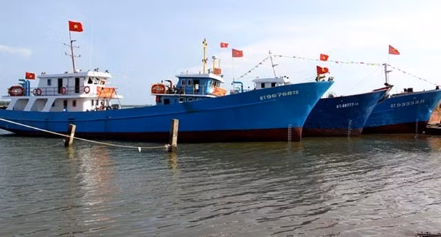 Bàn giao ba tàu cá vỏ thép cho ngư dân Quảng Trị
