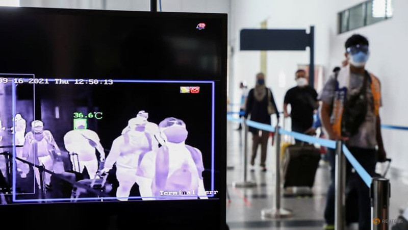 Máy đo thân nhiệt giám sát y tế du khách tại sân bay quốc tế ở Langkawi (Ảnh: REUTERS) Yếu tố nào giúp “bong bóng du lịch” Langkawi bước đầu thành công? -0