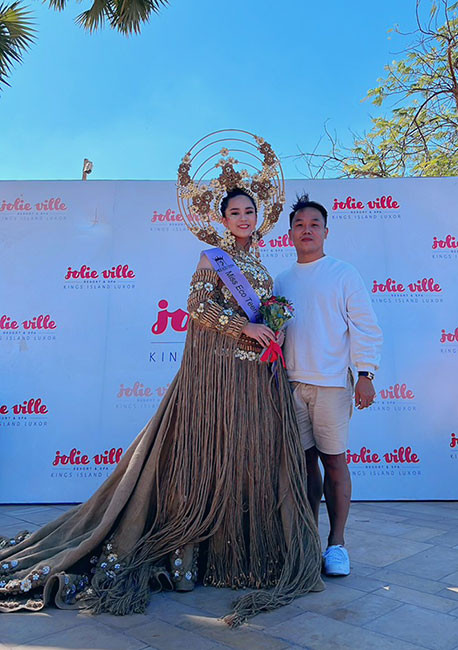 Vũ Huyền Diệu và nhà thiết kế Việt Hùng. Bella Vũ Huyền Diệu đoạt giải trang phục về môi trường đẹp nhất Miss Ecoteen International 2021 -0