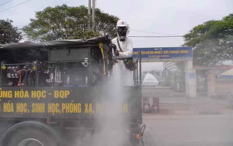 Chiều 6-5, Binh chủng Hóa học - Trung tâm ứng cứu sự cố hóa học (Bộ Quốc phòng), Bộ Tư lệnh Thủ đô tiến hành phun khử khuẩn, tiêu độc Bệnh viện Bệnh Nhiệt đới T.Ư cơ sở 2.