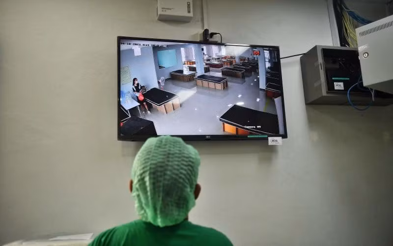 Một y tá theo dõi các các bệnh nhân Covid-19 tại một bệnh viện dã chiến ở Bangkok. (Ảnh: Bưu điện Bangkok)