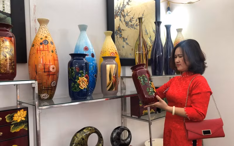 Khách hàng tham quan sản phẩm sơn mài Hạ Thái, một sản phẩm OCOP của huyện Thường Tín, Hà Nội.