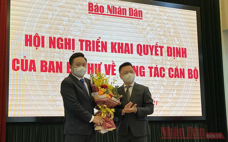Tổng Biên tập Lê Quốc Minh tặng hoa chúc mừng đồng chí Phan Văn Hùng. Ban Bí thư bổ nhiệm đồng chí Phan Văn Hùng giữ chức Phó Tổng Biên tập Báo Nhân Dân -0