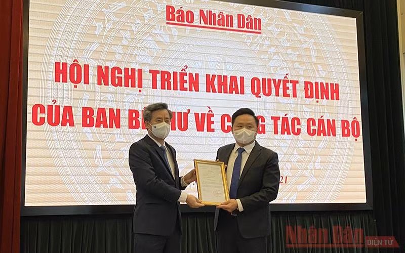 Phó Trưởng Ban Tổ chức Trung ương Nguyễn Quang Dương trao Quyết định của Ban Bí thư cho đồng chí Phan Văn Hùng.