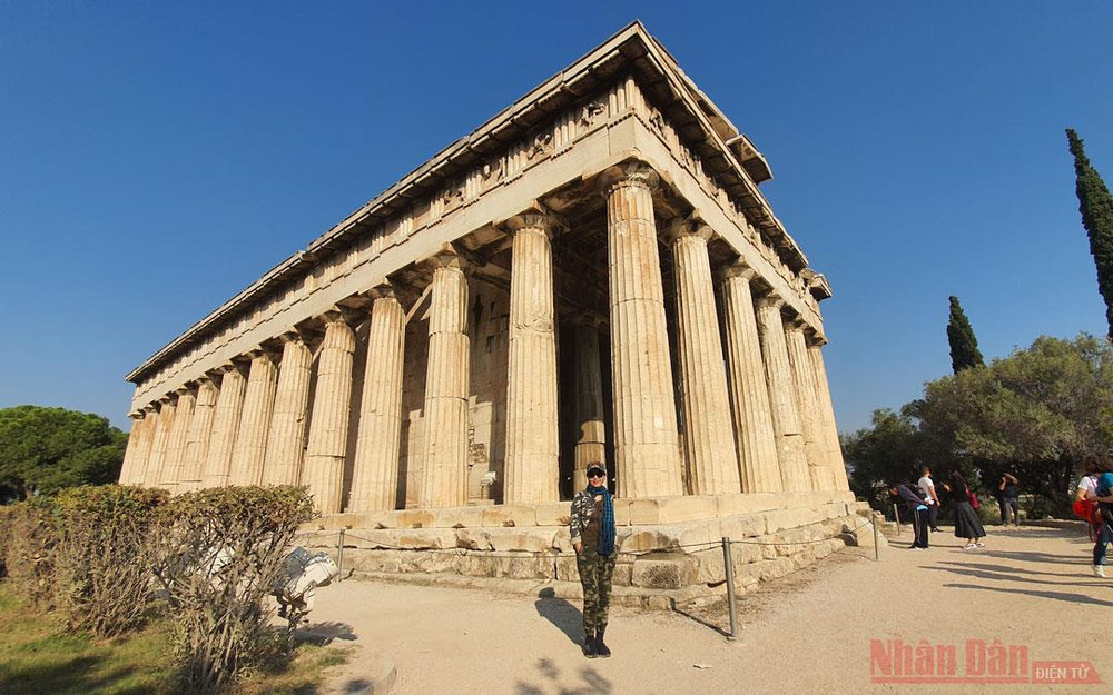Tác giả bài viết, tại Đền thờ thần Thợ rèn Hephaestus. Kỳ 1: Nơi những vị thần vẫn ngự trị trên đỉnh thiêng -0