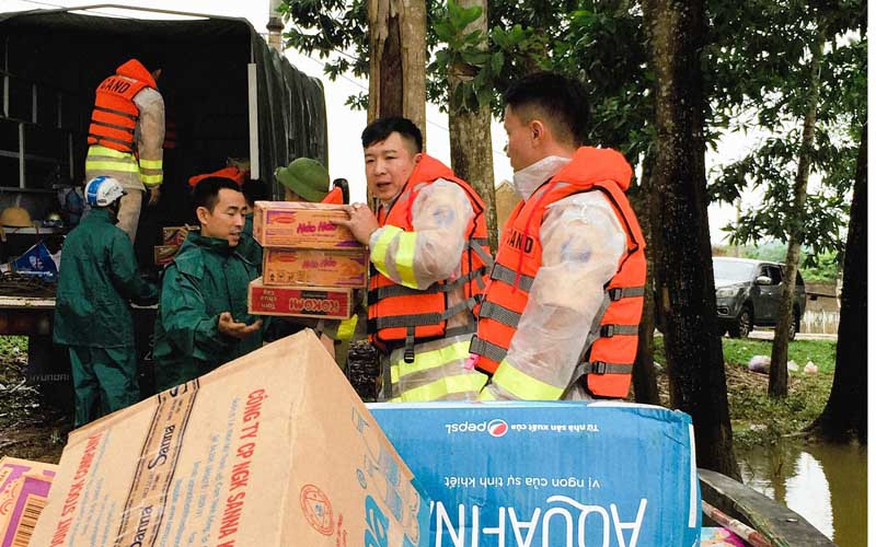 Công an Hà Tĩnh mang nhu yếu phẩm đến với bà con vùng lũ Điền Mỹ, Hương Khê. Hà Tĩnh: