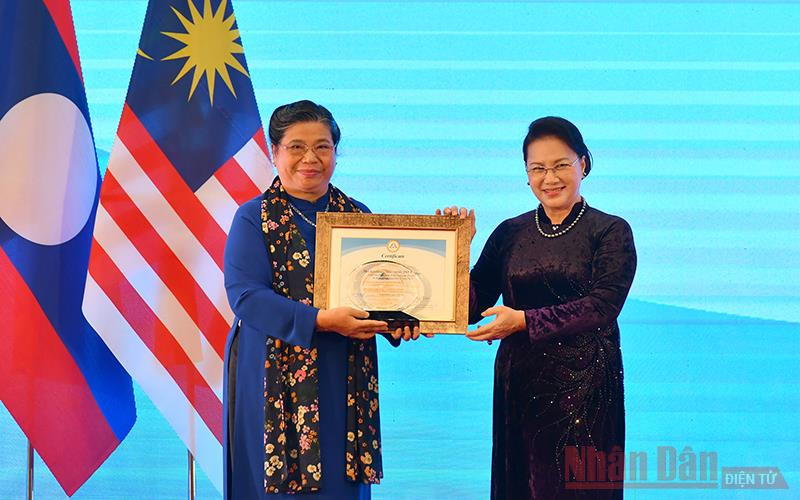 Chủ tịch AIPA 41 Nguyễn Thị Kim Ngân trao Giải thưởng Vì sự cống hiến xuất sắc AIPA tặng Phó Chủ tịch Thường trực Quốc hội Việt Nam Tòng Thị Phóng. Đại hội đồng AIPA 41 thành công tốt đẹp và bế mạc -0