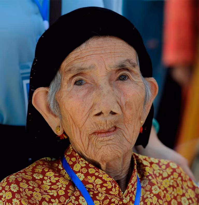 Mẹ về dự lễ -0