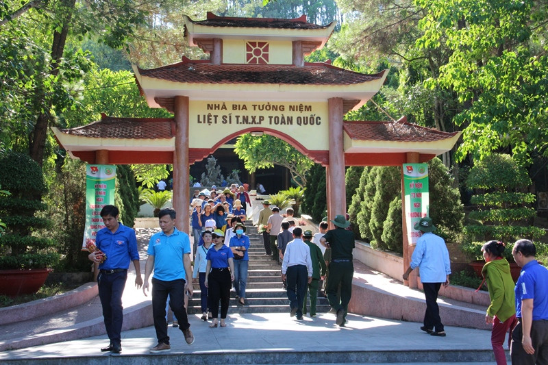 Những ngày này, bình quân có đến 6.000 lượt du khách hành hương về Khu Di tích lịch sử quốc gia đặc biệt Ngã ba Đồng Lộc. Lễ giỗ 10 nữ liệt sĩ thanh niên xung phong Ngã ba Đồng Lộc -0