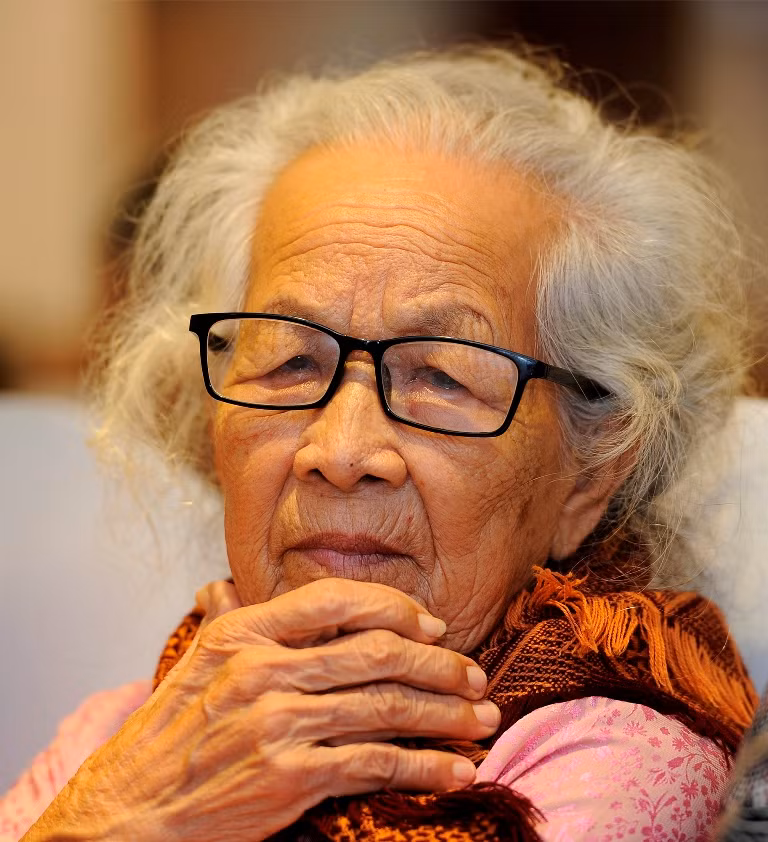 Mẹ về dự lễ -0