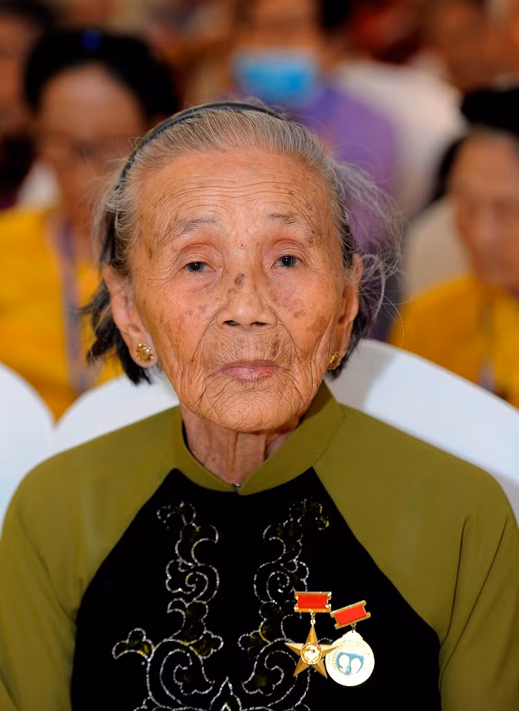 Mẹ về dự lễ -0