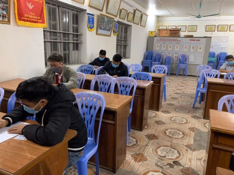 Các công nhân khai báo lịch trình di chuyển với cơ quan chức năng.