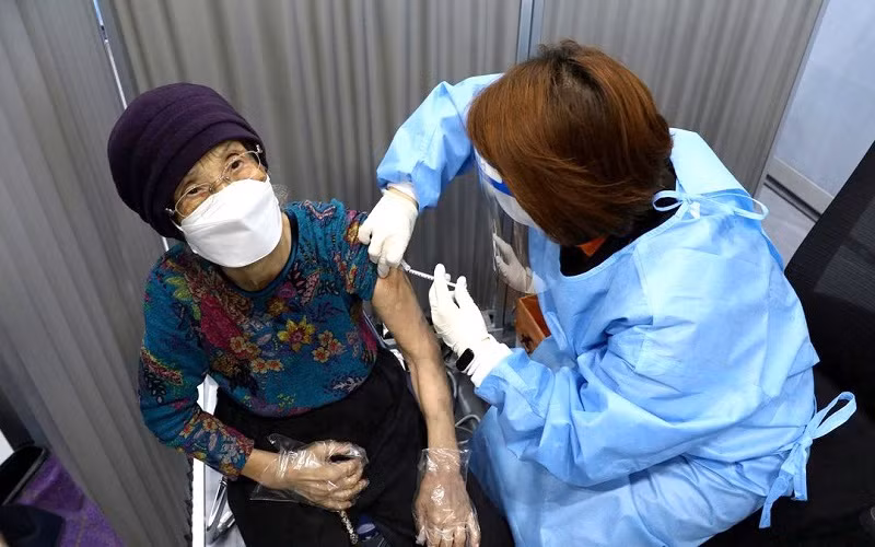 Người cao tuổi Hàn Quốc tiêm vaccine Pfizer-BioNTech phòng Covid-19 tại 1 trung tâm tiêm chủng ở Seoul, Hàn Quốc. (Ảnh: Reuters)