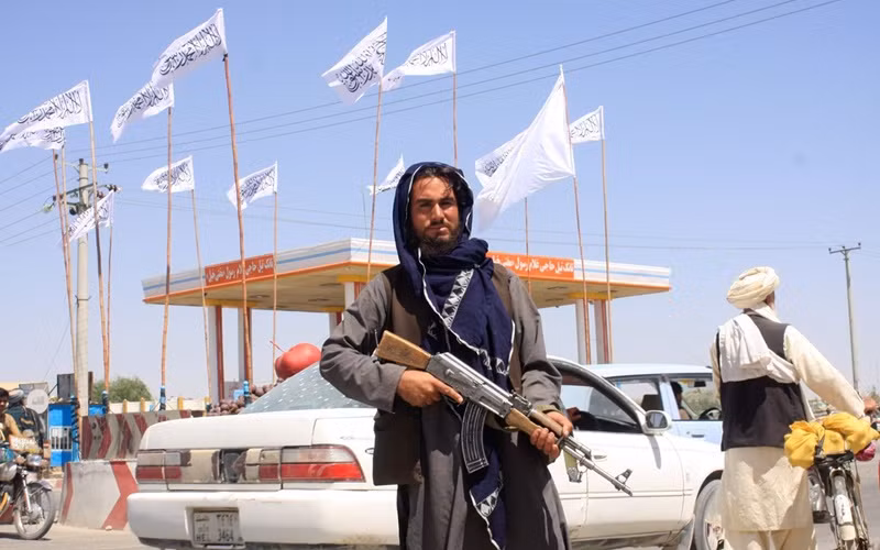 Tay súng Taliban tại thành phố Ghazni, Afghanistan, ngày 14/8. (Ảnh: Reuters)