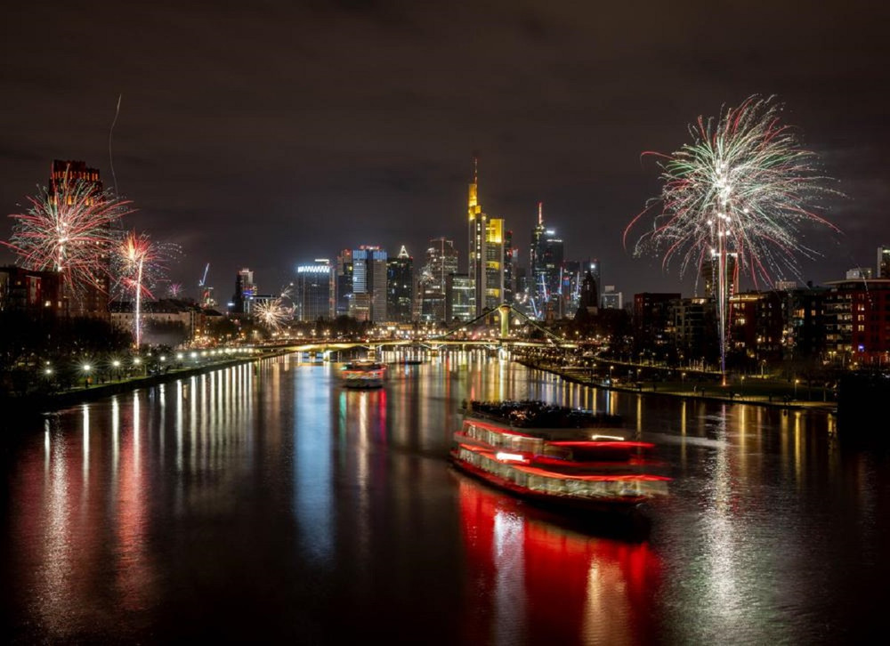 Pháo hoa dọc bờ sông Main ở Frankfurt, Đức trong khoảnh khắc đầu tiên của năm mới 2022. (Ảnh: AP) Thế giới chào năm mới 2022 trong bối cảnh thắt chặt quy định phòng, chống dịch Covid-19 -0