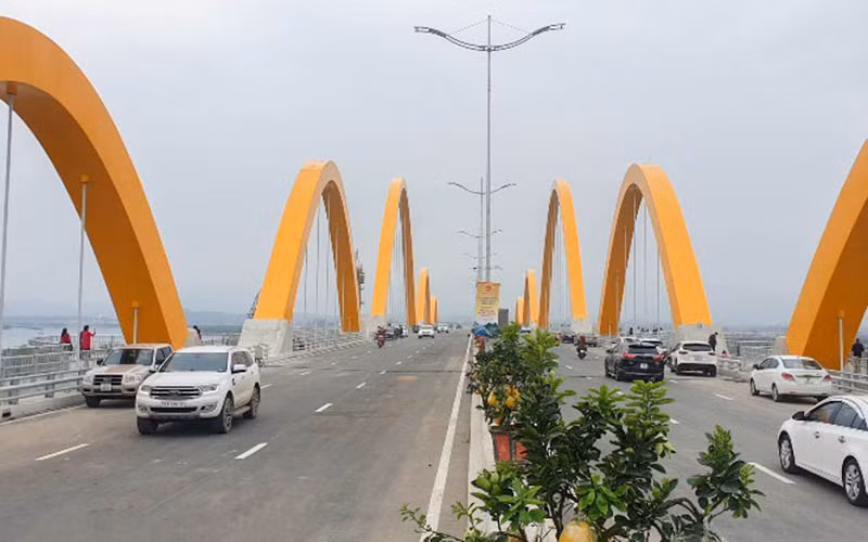 Cầu Tình yêu bắc qua vịnh Cửa Lục nối hai bờ đông-tây của thành phố Hạ Long được đưa vào phục vụ người dân trong ngày đầu của năm 2022.