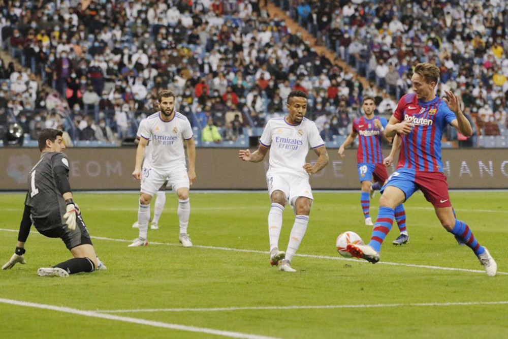 Luuk De Jong dứt điểm trước sự truy cản của hậu vệ Real Madrid. (Ảnh: AS)