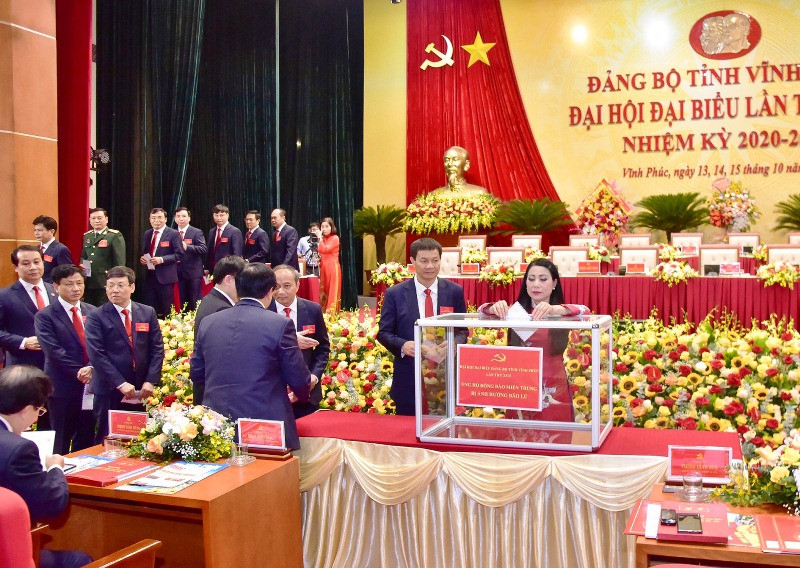 Ngay sau lời kêu gọi, các đại biểu dự đại hội đã quyên góp ủng hộ nhân dân các tỉnh miền trung. 