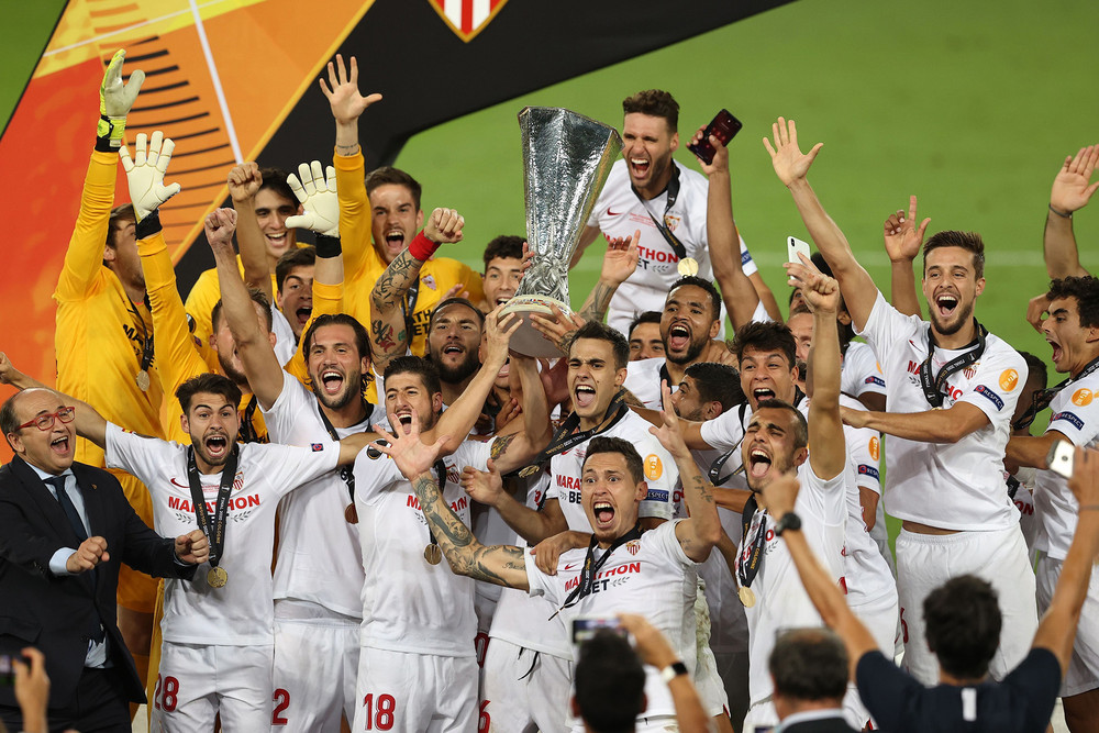 Các thành viên Sevilla FC nâng cao chiếc Cúp vô địch Europa League 2019/20. (Ảnh: UEFA)