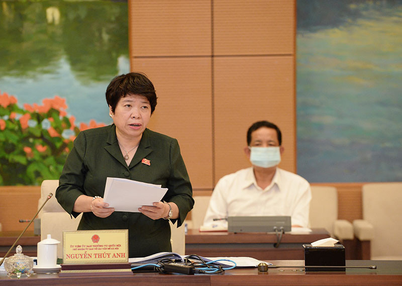 Chủ nhiệm Ủy ban Về các vấn đề xã hội của Quốc hội Nguyễn Thúy Anh trình bày báo cáo thẩm tra dự án luật. Ảnh: QUANG KHÁNH Bảo đảm thống nhất giữa pháp luật về phòng, chống HIV/AIDS với hệ thống pháp luật -0