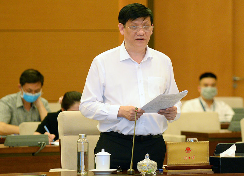 Quyền Bộ trưởng Y tế Nguyễn Thanh Long trình bày Tờ trình của Chính phủ. Ảnh: QUANG KHÁNH. Bảo đảm thống nhất giữa pháp luật về phòng, chống HIV/AIDS với hệ thống pháp luật -0
