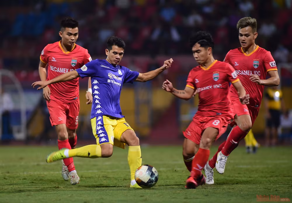 Quang Hải tỏa sáng, Hà Nội giành ngôi đầu bảng V-League -0