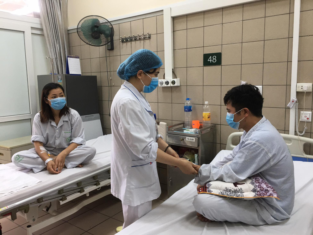 Hai vợ chồng anh K đang điều trị tại Trung tâm chống độc, Bệnh viện Bạch Mai. Hai ca bệnh ngộ độc tinh dầu đuổi muỗi dạng xông hơi -0