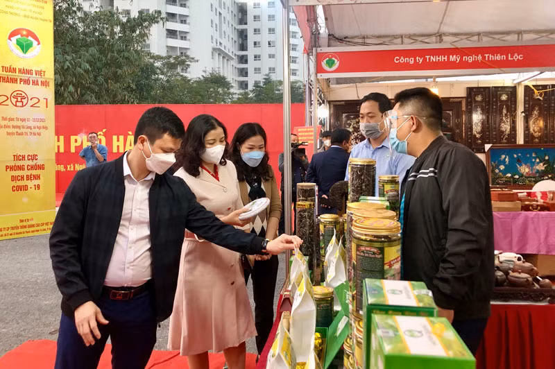 Lãnh đạo Sở Công thương Hà Nội kiểm tra các sản phẩm bày bán, giới thiệu tại Tuần hàng Việt tại Hà Nội.