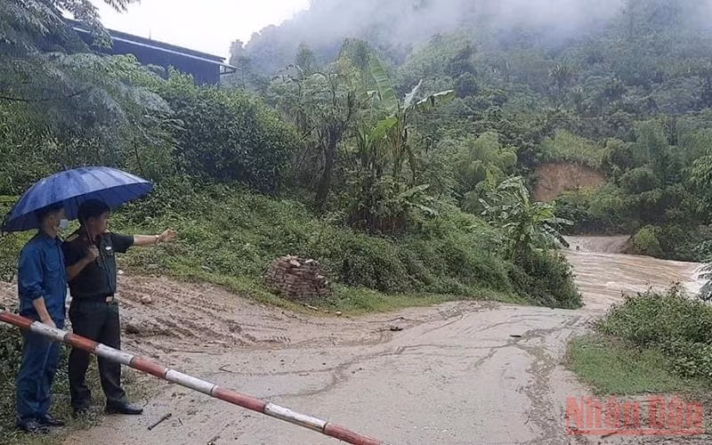 Cán bộ quân sự Yên Bái tham gia cảnh báo nguy hiểm tại các ngầm tràn khi lũ dâng cao.