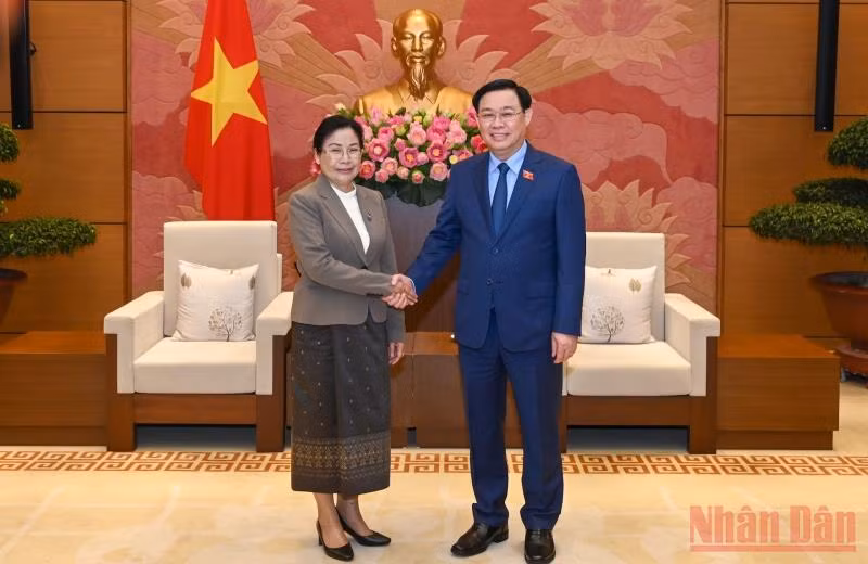 Chủ tịch Quốc hội Vương Đình Huệ và đồng chí Viengthong Siphandone, Chánh án Toà án nhân dân tối cao Lào tại buổi tiếp. (Ảnh Duy Linh)