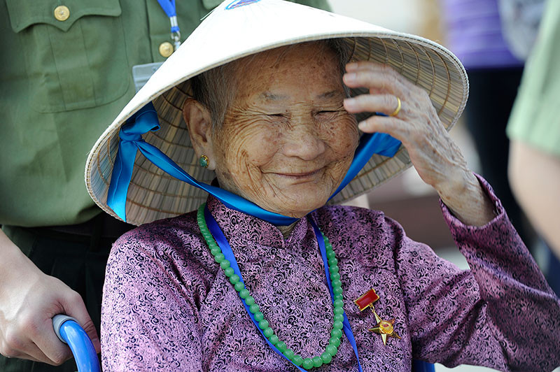 Mẹ Việt Nam Anh hùng Lê Thị Chi, 92 tuổi, phường Thanh Bình, quận Hải Châu (TP Đà Nẵng) xúc động trong giây phút chờ đợi để vào Lăng viếng Bác. Đây là lần đầu tiên mẹ có dịp ra Thủ đô Hà Nội. Đoàn đại biểu Bà mẹ Việt Nam Anh hùng vào Lăng viếng Chủ tịch Hồ Chí Minh -0