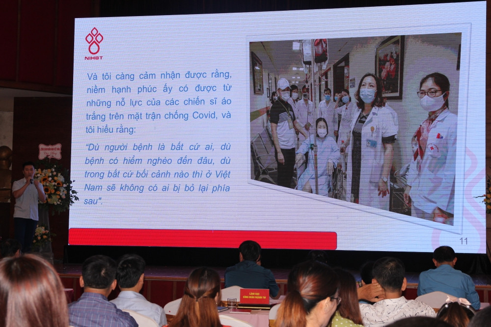 Các tác giả thuyết trình về bài dự thi. Tôn vinh những hy sinh thầm lặng của cán bộ y tế trong cuộc chiến Covid-19 -0