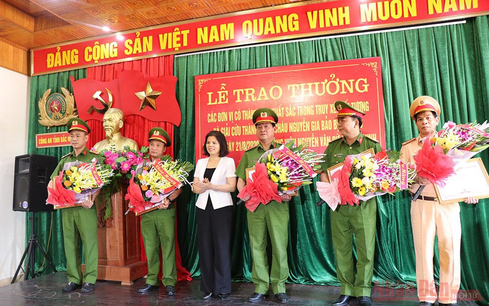 Khen thưởng các đơn vị điều tra, giải cứu thành công cháu bé