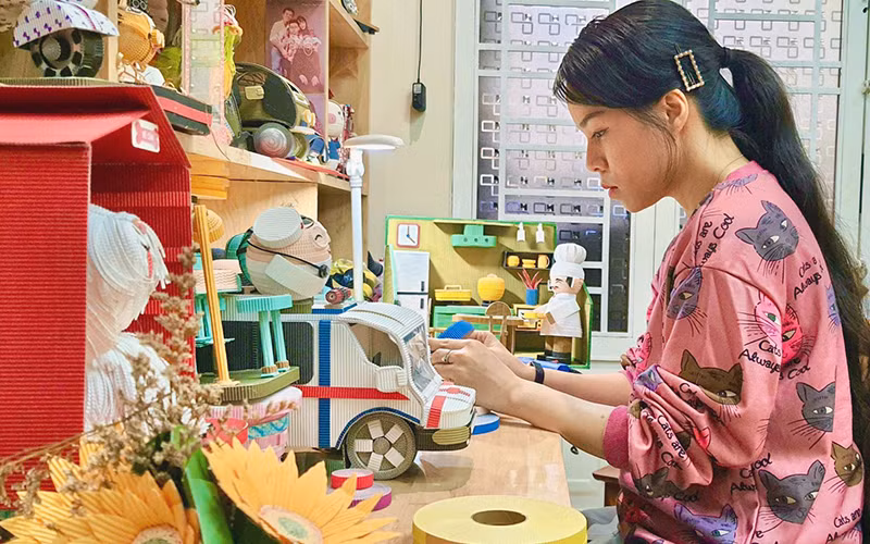 Thanh Thương thực hiện mô hình xe cứu thương và các bác sĩ bằng nghệ thuật gấp giấy Kami. 