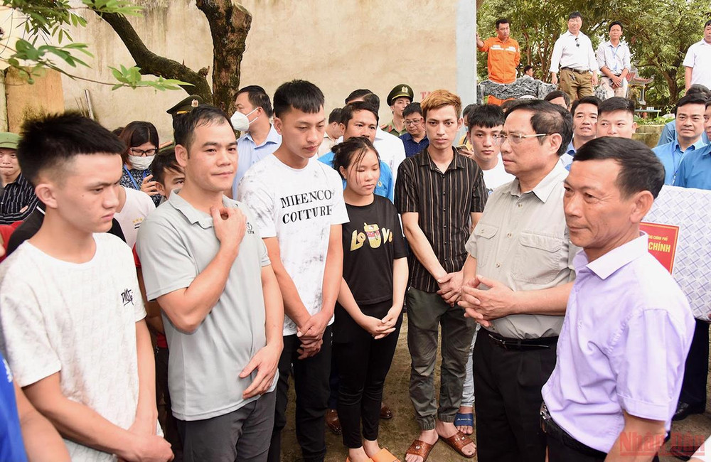 Thủ tướng Phạm Minh Chính ân cần thăm hỏi đời sống của công nhân. Thủ tướng Phạm Minh Chính thăm công nhân ở khu công nghiệp tỉnh Bắc Giang -1