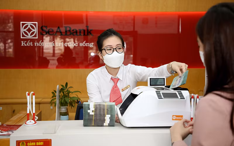 Khách hàng giao dịch tại Ngân hàng SeABank.