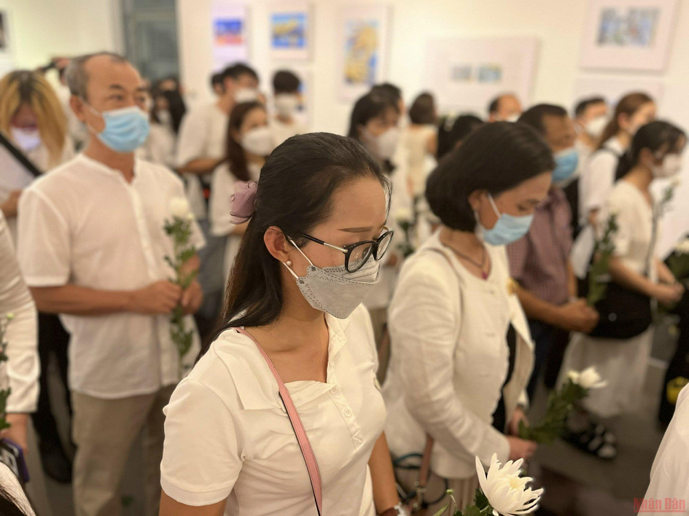 Mọi người dành một phút mặc niệm tưởng nhớ những người đã mất vì Covid-19. Nhiếp ảnh gia Trần Thế Phong và những khoảnh khắc lặng người từ Sài Gòn Covid-19 (2021) -0