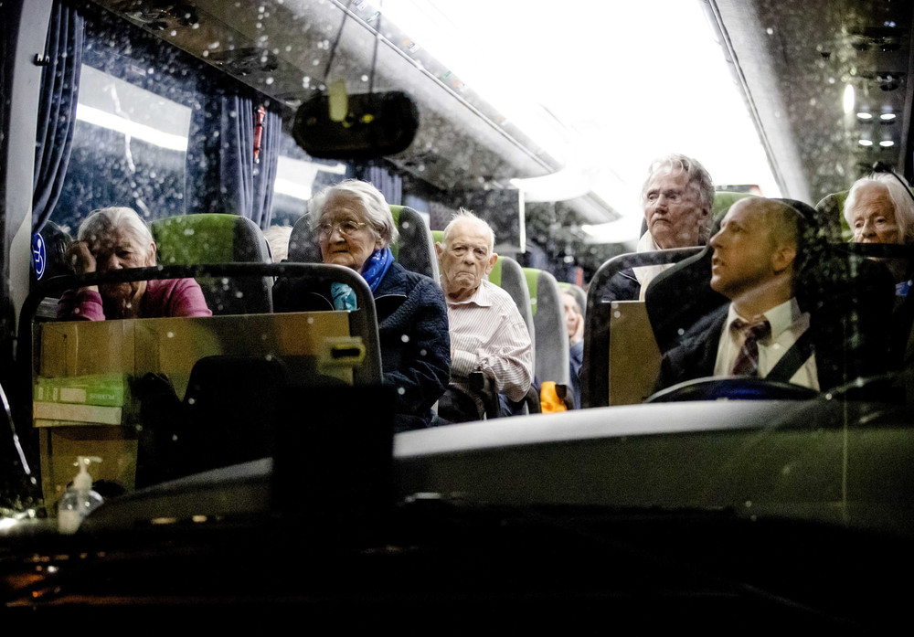 Xe bus đưa "cư dân" của viện dưỡng lão tại Valkenburg aan de Geul, Hà Lan, tới nơi tạm trú khác. (Ảnh: EPA) flood -0