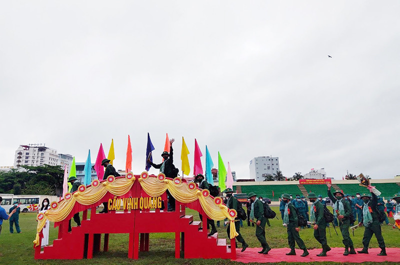Thanh niên thành phố Tuy Hòa hân hoan bước qua cầu vinh quang lên đường làm nghĩa vụ quân sự. Thanh niên Phú Yên hồ hởi lên đường làm nhiệm vụ -0