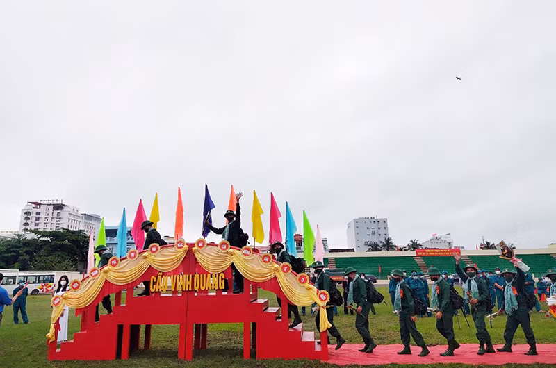 Thanh niên Phú Yên hồ hởi lên đường làm nhiệm vụ -0